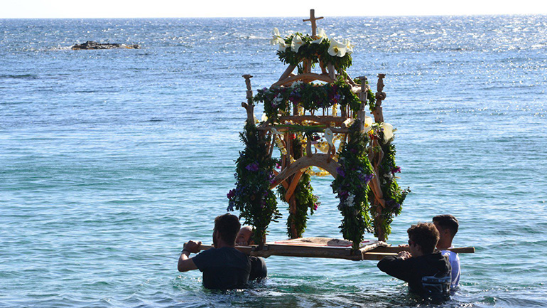 Νάξος: Η περιφορά του Επιταφίου μέσα στη θάλασσα Νάξος: Η περιφορά του Επιταφίου μέσα στη θάλασσα