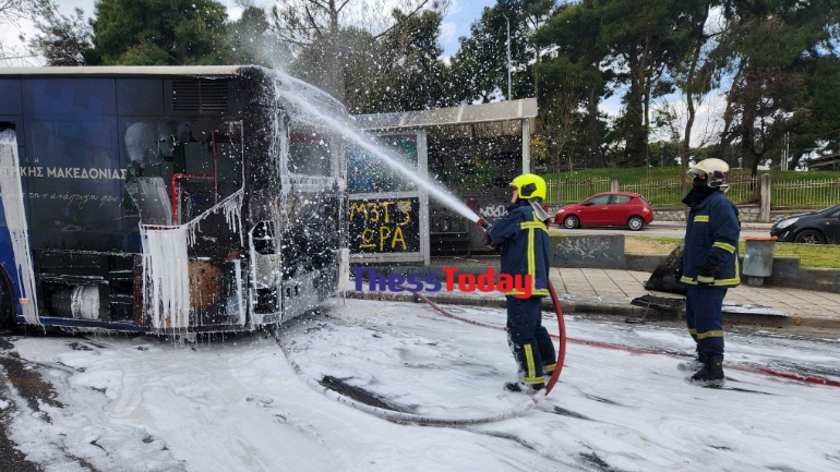 Θεσσαλονίκη: Στις φλόγες τυλίχθηκε αστικό λεωφορείο