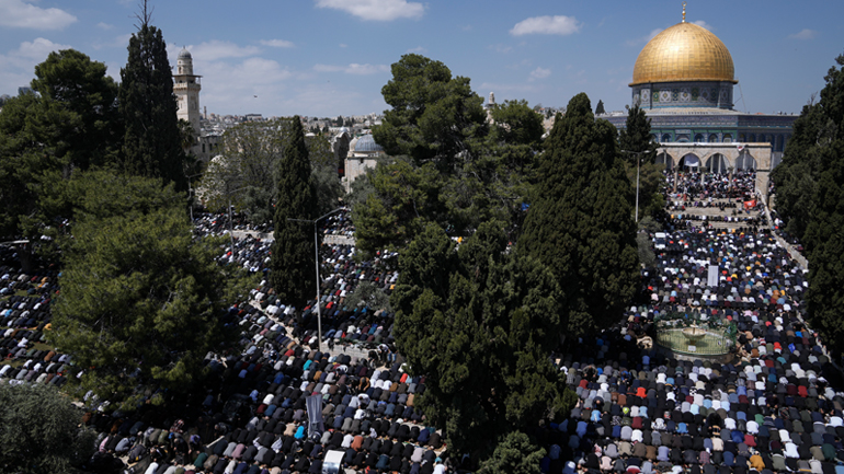 Ειρηνικά ολοκληρώθηκαν οι μεσημβρινές προσευχές των μουσουλμάνων στο ιερό συγκρότημα του Τεμένους Αλ-Άκσα