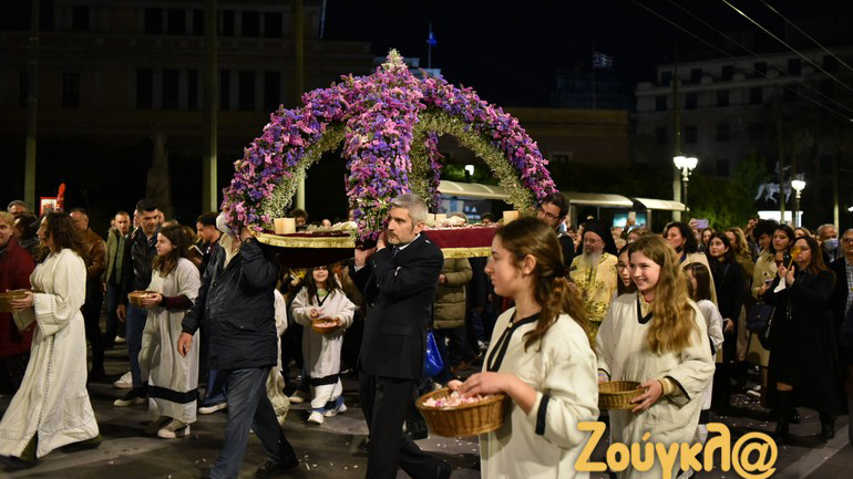 Σε κλίμα κατάνυξης η περιφορά του Επιταφίου στο κέντρο της Αθήνας