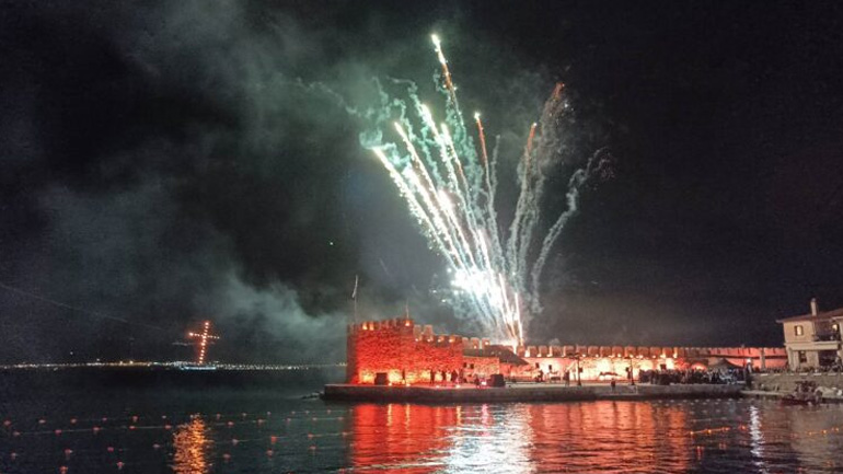 Πλήθος πιστών στην περιφορά των Επιταφίων στη Ναύπακτο