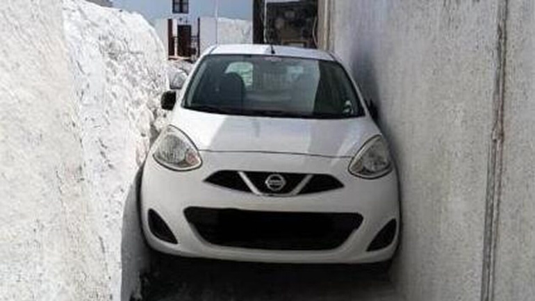 Σαντορίνη: Αυτοκίνητο σφήνωσε σε στενό δρόμο – Η φωτογραφία που κάνει τον γύρο του διαδικτύου!