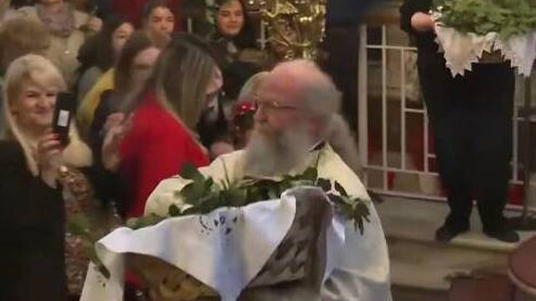 «Σεισμός» στην πρώτη Ανάσταση στη Χίο – Ο ιερέας με το viral σάλτο του