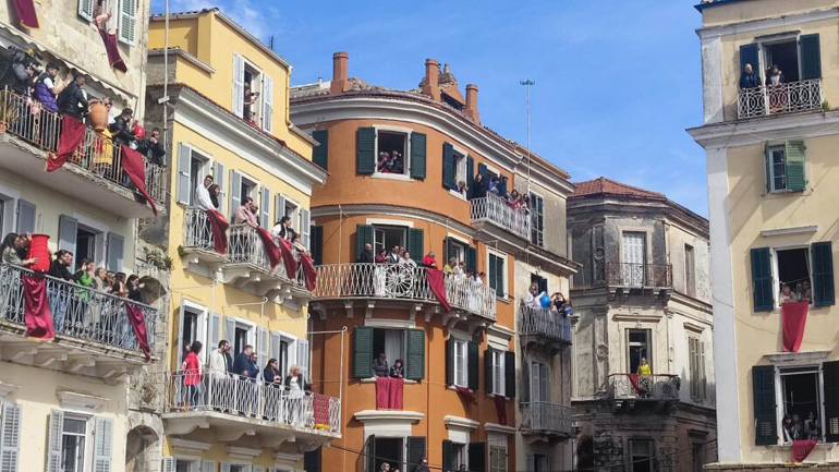 Κέρκυρα: Εντυπωσιακό και φέτος το έθιμο με τους μπότηδες