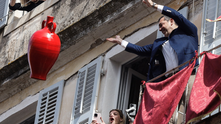 Ο Τσίπρας πέταξε «μπότη» στην Κέρκυρα