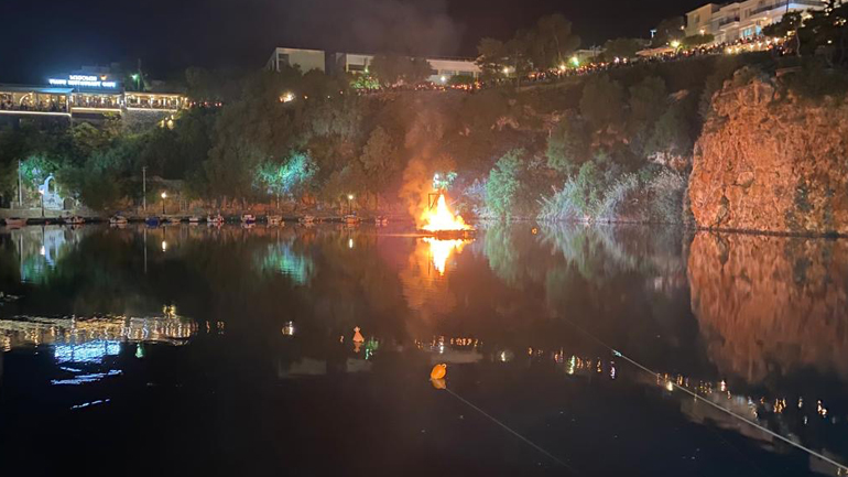Ηράκλειο: Το κάψιμο του Ιούδα στη λίμνη του Αγίου Νικολάου
