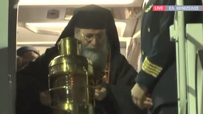 Στην Αθήνα έφθασε το Άγιο Φως – Με ειδικές πτήσεις μεταφέρεται σε όλη την Ελλάδα