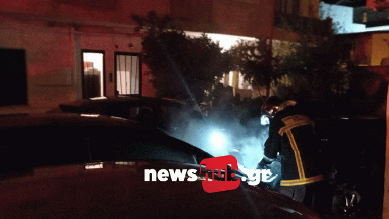 Στις φλόγες δύο αυτοκίνητα από βεγγαλικά στο Ηράκλειο