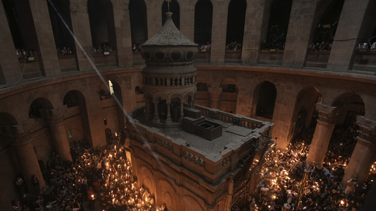 Βόρεια Μακεδονία: Για πρώτη φορά αντιπροσωπεία της χώρας παρέλαβε το Άγιο Φως στα Ιεροσόλυμα