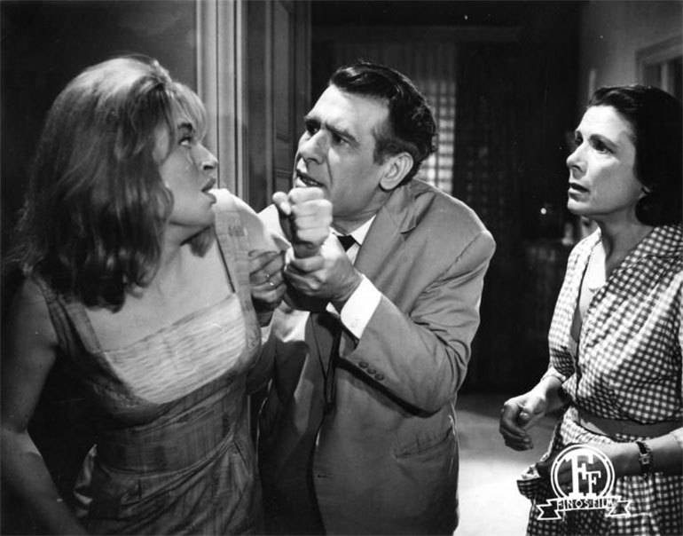 Η Κατερίνα Χέλμη με τον Βασίλη Διαμαντόπουλο και την Ελένη Ζαφειρίου στην ταινία «Νόμος 4000» 