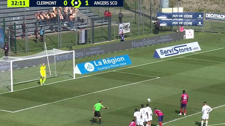 Απίστευτο: Οπαδοί της Ανζέ έδειξαν τα οπίσθιά τους για να αστοχήσει ο αντίπαλος σε πέναλτι!