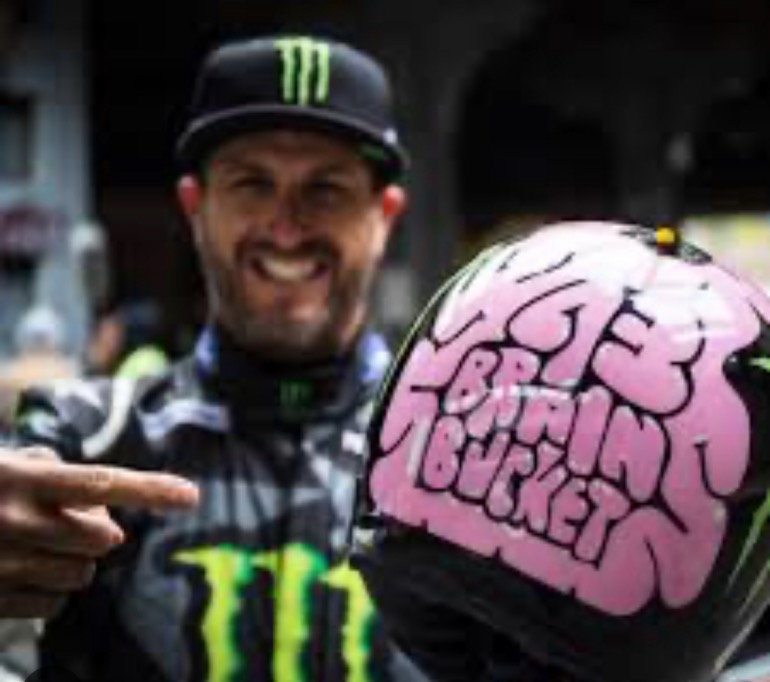 O Ken Block με το κράνος του "Brain Bucket"