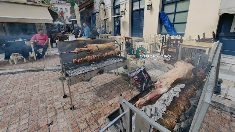Κυριακή του Πάσχα: Γέμισε σούβλες με αρνιά και κοκορέτσια η πόλη του Ναυπλίου