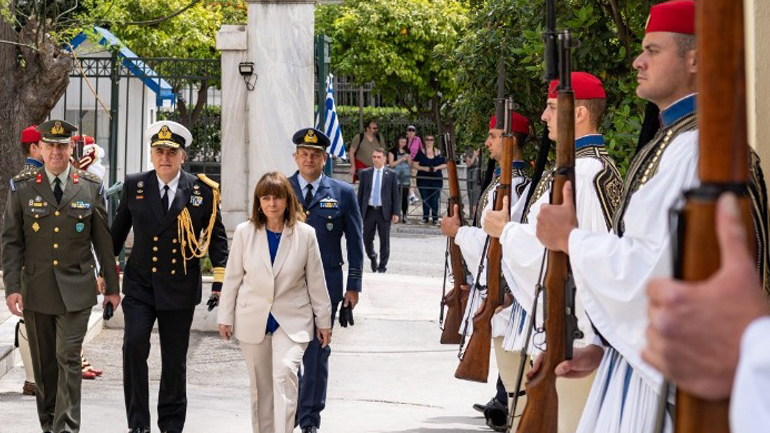 H ΠτΔ επισκέφθηκε την Προεδρική Φρουρά και αντάλλαξε ευχές για το Πάσχα με τους Εύζωνες
