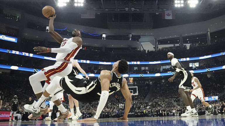 NBA: Ήττα για τους Μπακς στην πρεμιέρα των πλέι οφ – Τραυματίστηκε ο Αντετοκούνμπο