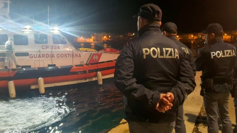 Ιταλία: Η ακτοφυλακή διέσωσε 600 μετανάστες από αλιευτικό σκάφος