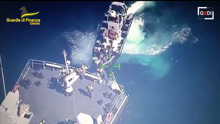 Oι Ιταλοί κατέσχεσαν δύο τόνους κοκαΐνης στη θαλάσσια περιοχή ανατολικά της Σικελίας