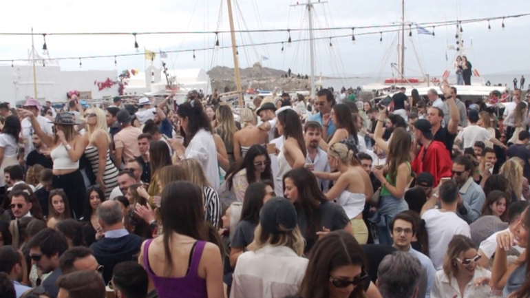 Πάρος – Πάσχα: Ξέφρενο γλέντι στο λιμανάκι της Νάουσας με χιλιάδες κόσμο