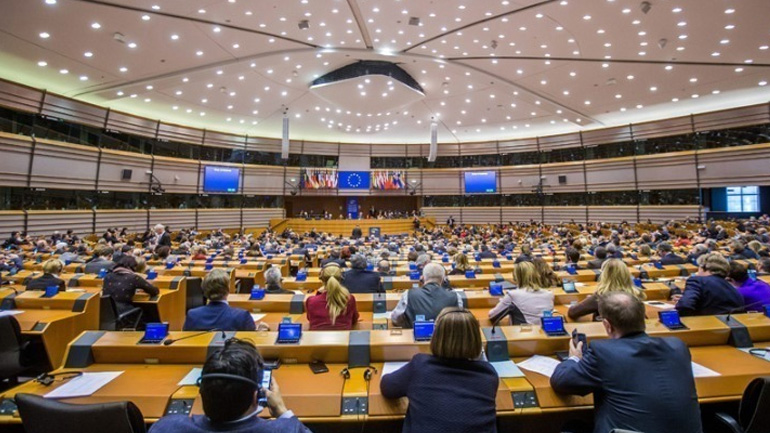 Qatargate: Το Ευρωπαϊκό Κοινοβούλιο αναθεωρεί τους κανόνες για το lobbying πρώην μελών του