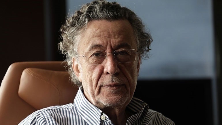 Το tweet του Μάκη Τριανταφυλλόπουλου: «Το τρένο περνάει με τις μπάρες ανοιχτές»