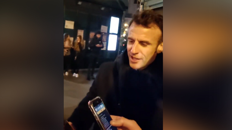 Σάλος με Μακρόν: Βιντεοσκοπήθηκε να τραγουδάει στη μέση του δρόμου, μετά το διάγγελμά του για το συνταξιοδοτικό