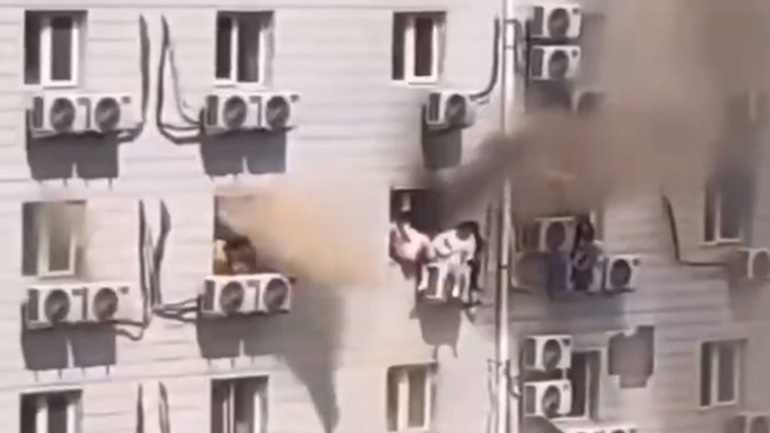 Δεκάδες νεκροί από πυρκαγιά σε νοσοκομείο στην Κίνα – Πολίτες κρεμάστηκαν από σεντόνια για να γλιτώσουν