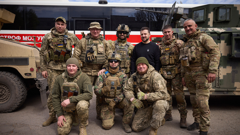 Ο Ζελένσκι επισκέφθηκε στρατεύματα στην πόλη Αβντίιφκα στην ανατολική Ουκρανία