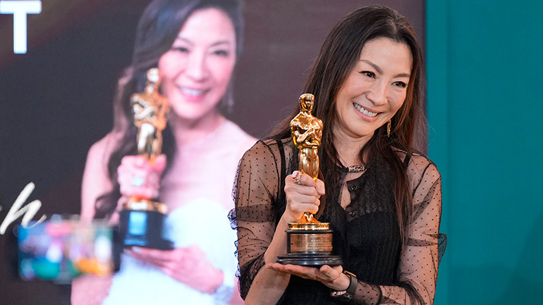 Η «οσκαρική» Μισέλ Γιο επέστρεψε στην πατρίδα της – «Μην επιτρέπετε να σας βάζει κανένας σε κουτάκια»