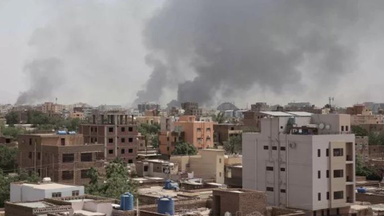 Συγκλονίζουν οι μαρτυρίες εγκλωβισμένων Ελλήνων στο Σουδάν: «Ακούμε συνέχεια πυρά» – «Έχουν κλείσει το ρεύμα»