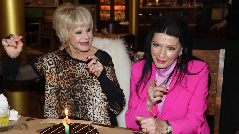 Η Μαρία Ιωαννίδου γιόρτασε τα γενέθλιά της με τη Ζωζώ Σαπουντζάκη Η Μαρία Ιωαννίδου γιόρτασε τα γενέθλιά της με τη Ζωζώ Σαπουντζάκη