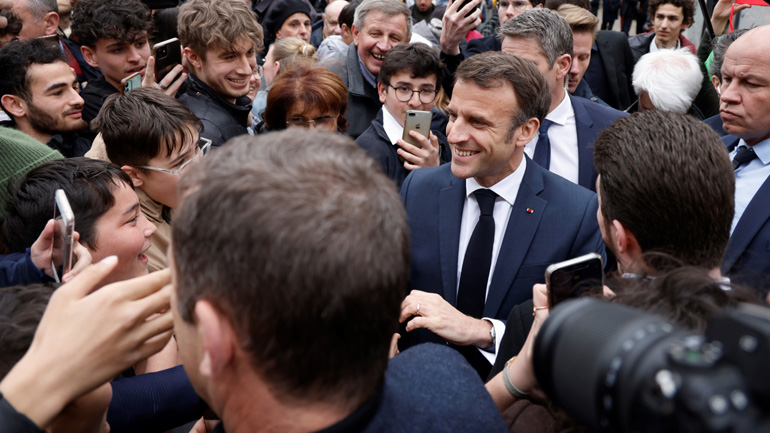 Γαλλία: Διαδηλωτές υποδέχτηκαν τον Μακρόν χτυπώντας κατσαρόλες σε εργοστάσιο στην Αλσατία