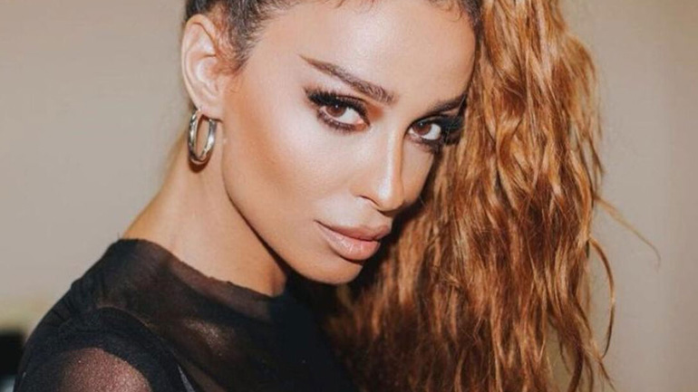 Η Ελένη Φουρέιρα ποζάρει με κόκκινο λάτεξ και δερμάτινα