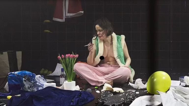 Σουηδή ηθοποιός κλειδώθηκε γυμνή σε κλουβί για τρεις ημέρες