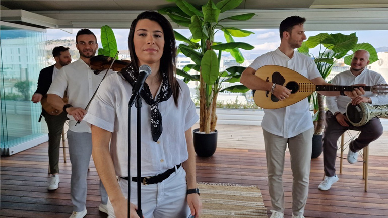 Tζένη Γεωργιάδη: Kυκλοφόρησε ένα special νησιώτικο medley με «άρωμα» Αιγαίου