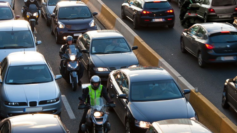 Θα γίνουν νόμιμες οι σφήνες από τα μηχανάκια; Αλλάζει ο Κ.Ο.Κ για την διήθηση των μοτοσικλετών;