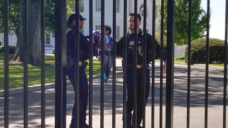 ΗΠΑ: Αναστάτωση προκάλεσε στη φρουρά του Λευκού Οίκου ένας εισβολέας… με πάνα