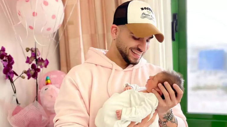 Ο Στέλιος Λεγάκης κοιμίζει την κόρη του με κλαρίνα