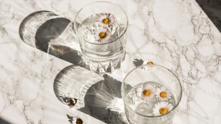 Γιατί πρέπει να πίνουμε ένα ποτήρι νερό με το που ξυπνάμε;