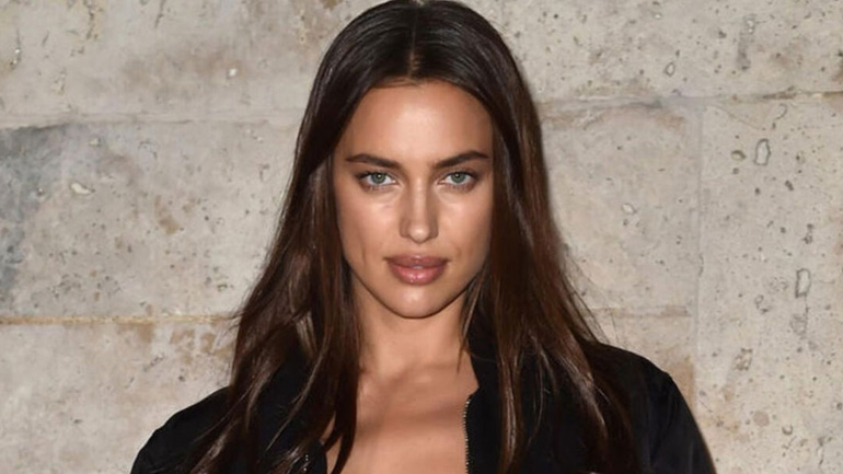 Irina Shayk: Mε νέα αποκαλυπτική εμφάνιση με μπικίνι και τακούνια
