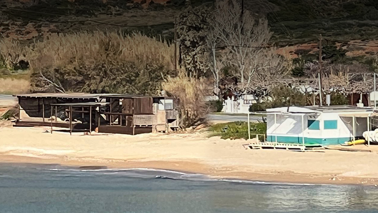 Μετά τη Μύκονο καταπατούν και τις παραλίες της Άνδρου