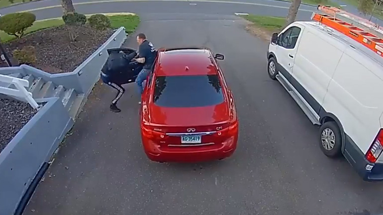 Άνδρας εναντίον 4 ατόμων αποτρέπει την κλοπή του αυτοκινήτου του