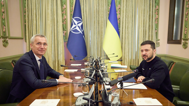 Πιέσεις για ένταξη στο ΝΑΤΟ και αποστολή όπλων άσκησε ο Ζελένσκι κατά την επίσκεψη του Στόλτενμπεργκ στο Κίεβο