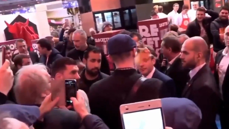 Επίθεση με αυγά στον Μακρόν από διαδηλωτές – Εισβολή στο Χρηματιστήριο του Παρισιού