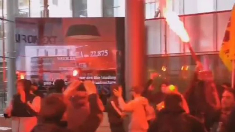 Διαδηλωτές εισέβαλαν σε κτήριο του Χρηματιστηρίου στο Παρίσι Διαδηλωτές εισέβαλαν σε κτήριο του Χρηματιστηρίου στο Παρίσι