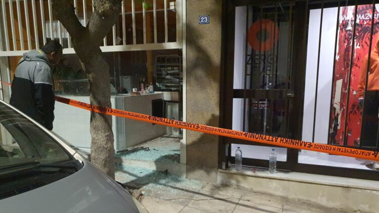 Έκρηξη σε ζαχαροπλαστείο στο Παγκράτι – Άγνωστοι πέταξαν χειροβομβίδα