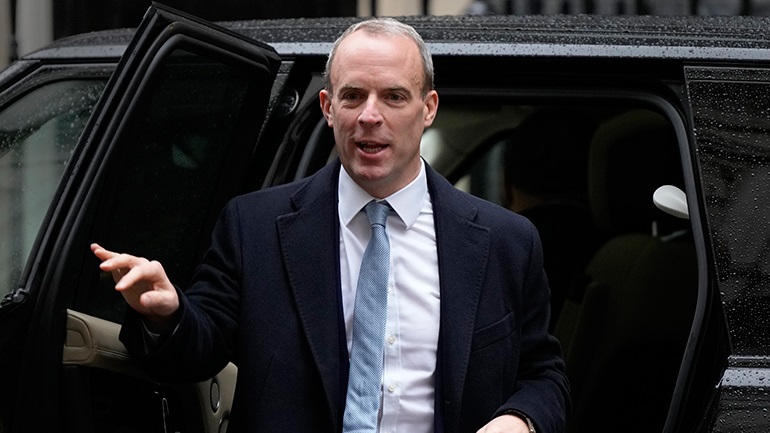 Παραιτείται ο αντιπρόεδρος της βρετανικής κυβέρνησης Ράαμπ μετά την κατηγορία για εκφοβισμό