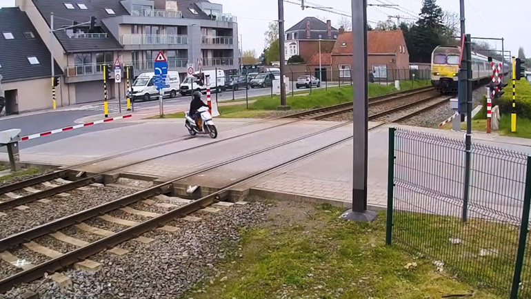 Σκούτερ εναντίον τρένου