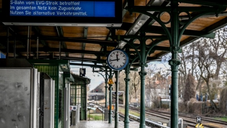 Ακινητοποιημένα τα τρένα στη Γερμανία λόγω απεργίας των σιδηροδρομικών