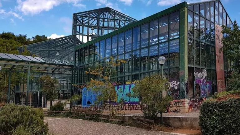 Βανδαλισμοί με σβάστικες και ναζιστικά συνθήματα στον Βοτανικό Κήπο Πετρούπολης