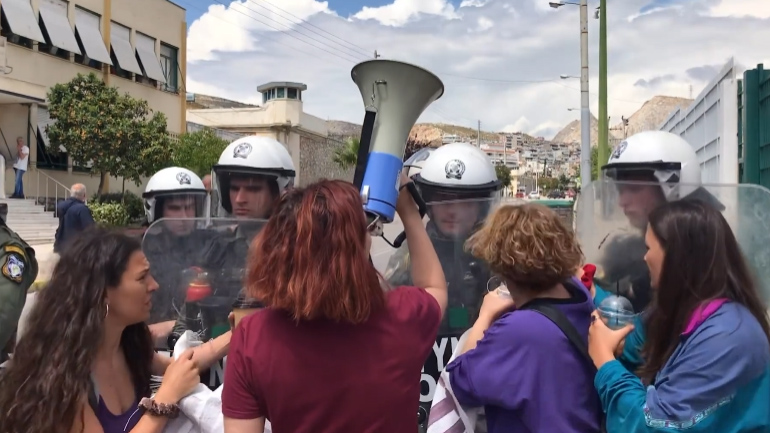 Κορυδαλλός: Ένταση έξω από τις φυλακές στην πορεία διαμαρτυρίας για την υπόθεση της 12χρονης